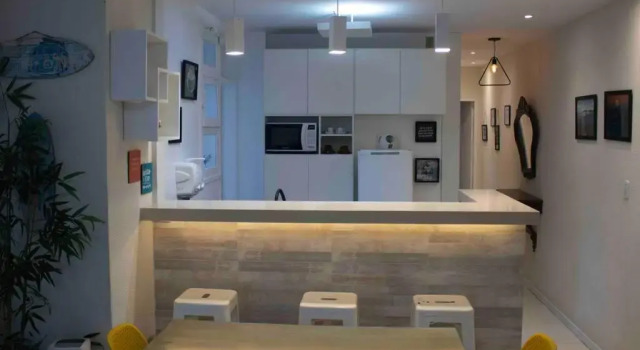 Excelente apartamento na Prainha, Забронировать Апартаменты/квартира Отели Арраял-ду-Кабу с парковкой, рядом с Arraial do Cabo City Hall, Парковка