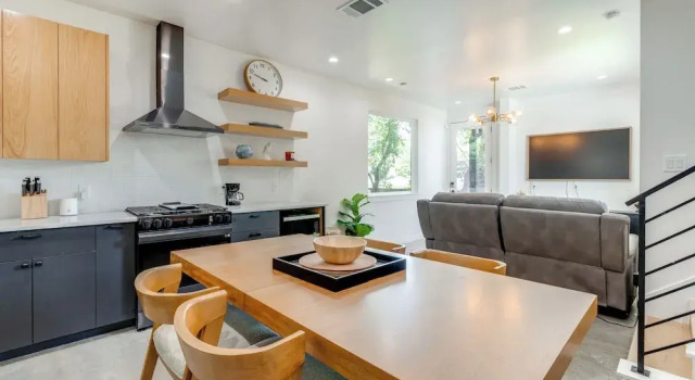 Коттедж Near Restaurants & Parks: Home 3 Mi to Dtwn Austin