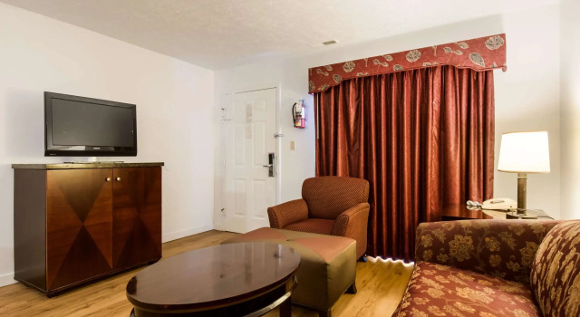 Четырёхместный люкс Econo Lodge Inn & Suites Lake Harmony - Pocono Mountains Area