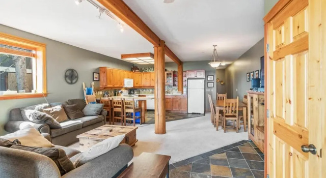 Cozy Nook - Cozy and Rustic with Private Hot Tub and a Nice View, Book Hotel Hotels in Beaverdell with Parking, Parking