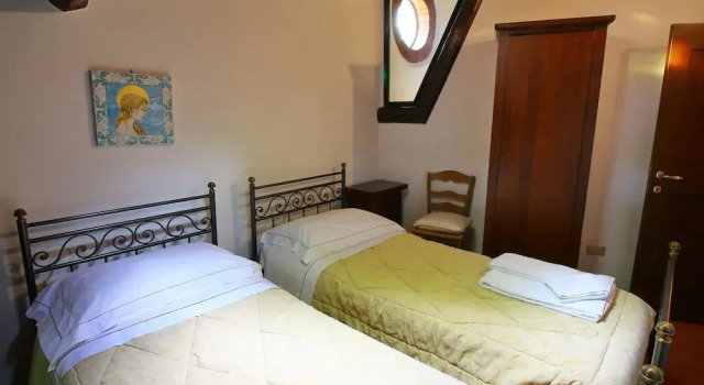 Spacious Apartment on an Estate From the 14th Century, Centrally Located in Tuscany, Забронировать Апартаменты/квартира Отели Совичилле с парковкой, Парковка