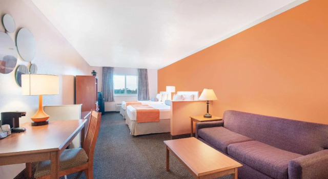 Четырёхместный люкс Howard Johnson by Wyndham Oacoma Hotel & Suites