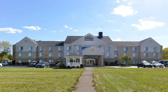 Кровать в общем номере Fairfield Inn & Suites Dayton Troy