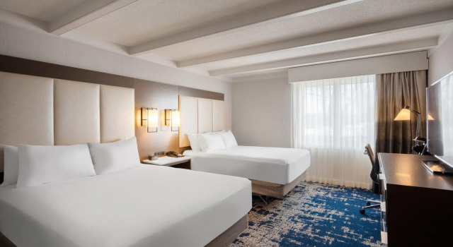 Четырёхместный номер Standard Crowne Plaza Albany - The Desmond Hotel