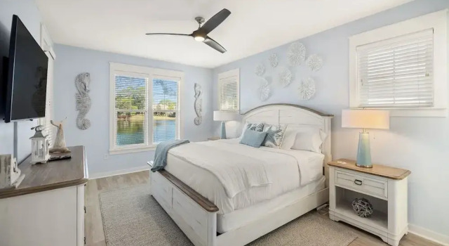 1332 Laurel Grove 3 Bedroom Home by RedAwning, Varaa Lomakoti Hotellit Emerald Coast uima-altaalla, Uima-allas