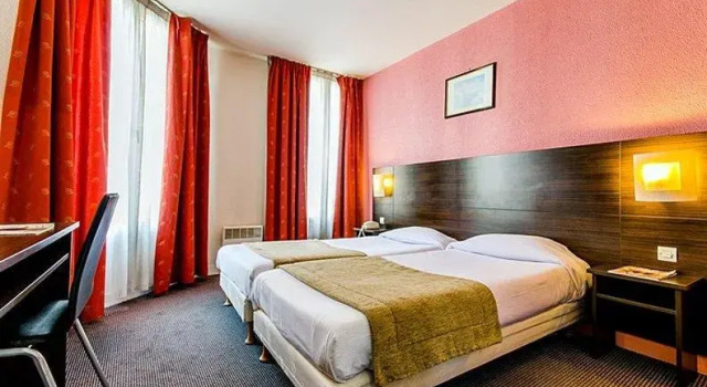 Кровать в общем номере Hotel Arc Paris Porte dOrléans
