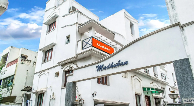 FabExpress Kapsstone Service Apartment
