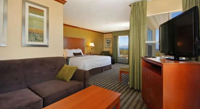 Люкс с частичным видом на океан Best Western Plus Seawall Inn & Suites by the Beach
