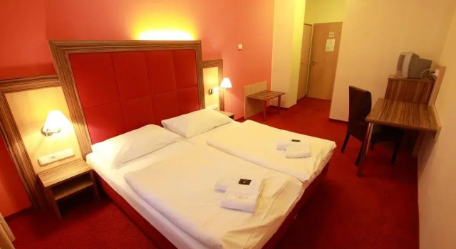 CORNER HOTEL U DIVADLA*** - ZNOJMO, Забронировать Отель Отели Зноймо с завтраком, рядом с St. John of Nepomuk House, Завтраки