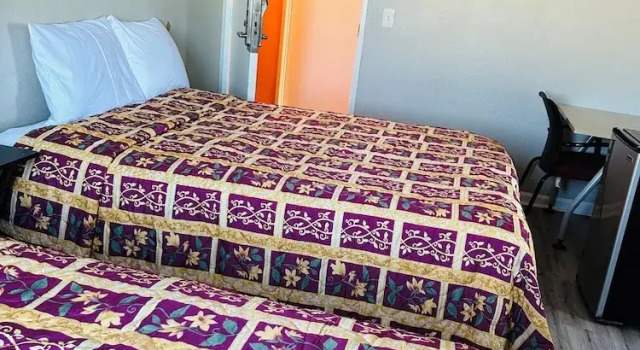 Четырёхместный номер Economy Plaza Hotel Gardena