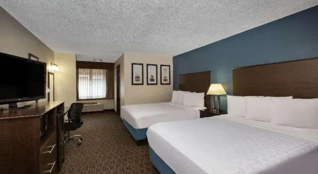 Четырёхместный номер Deluxe AmericInn by Wyndham La Crosse Riverfront-Conference Center