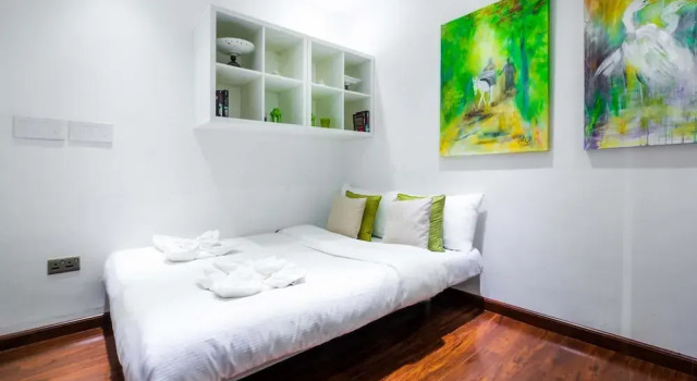Bright Beachfront Apt w Wow Factor on The Palm