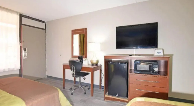 Четырёхместный номер Standard с видом на внутренний двор Days Inn by Wyndham Midland