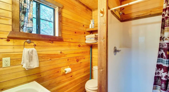 Апартаменты Cedar Falls Cabins #6: Hillside w/ Views!