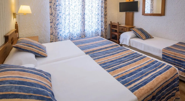 Трёхместный номер Standard с балконом Hotel GHT Neptuno-Tossa & Venus SPA