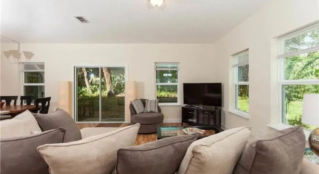 Ocean Palms, Sleeps 8, 4 Bedroom, Walk to the Beach by Vtrips