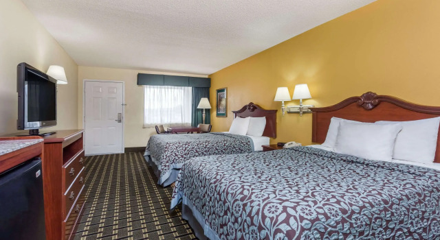 Days Inn & Suites by Wyndham Warner Robins Near Robins AFB