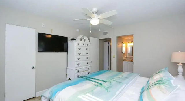 Canal 309 - Right in Siesta Key Village!, Забронировать Отель Отели Сиеста-Ки с парковкой, Парковка