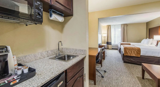 Четырёхместный люкс c 1 комнатой Comfort Inn & Suites Greenwood near University