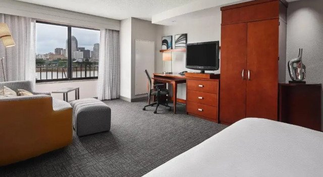Номер Standard с видом на реку Courtyard Shreveport-Bossier City/Louisiana Boardwalk