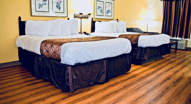 Четырёхместный номер Standard Days Inn by Wyndham Burleson Ft. Worth