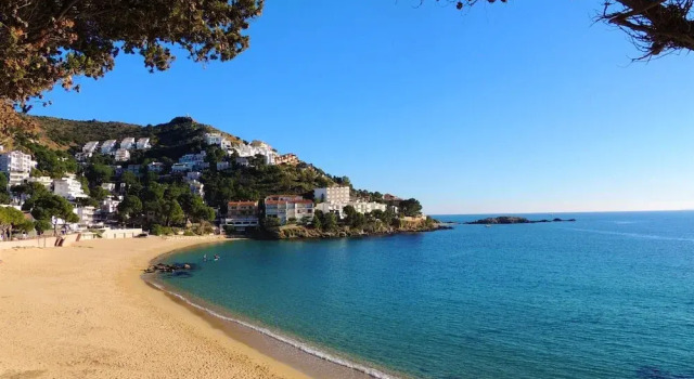 Апартаменты Roses Beach Apartment for 6