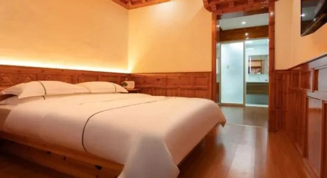 Двухместный люкс с видом на внутренний двор Zang Jinyue Lodge (Kangding Love Song Square Liuliu City Branch)