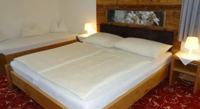 Familien- und Wanderhotel Heisenhof, Rezerwuj Hotel Hotele w Tyrol z parkingiem, Parking
