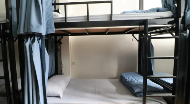 Кровать в общем номере Krit Hostel