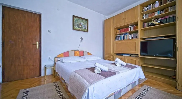 Apartment Pavo-80m from beach, Rezerwuj Apartament Hotele w Split-Dalmatia County z parkingiem, Parking