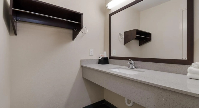 Четырёхместный номер Deluxe Red Roof Inn Houston - Spring North