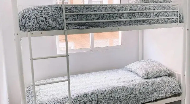 Hostel LAS ROSAS, Забронировать Хостел Хостелы Мадрида, рядом с Центр картинга Carlos Sainz, Хостел