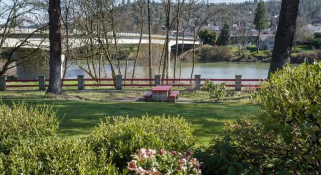 Четырёхместный номер Standard Riverfront Inn Roseburg