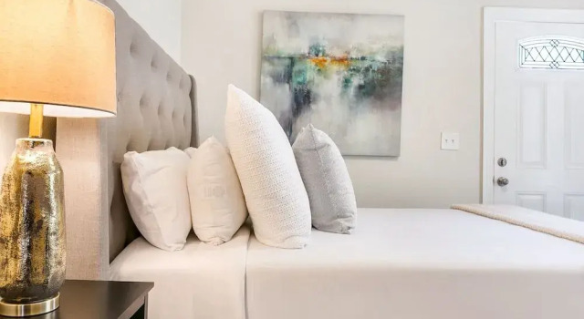 Hosteeva 3BR Steps to St. Charles Ave, Забронировать Отель Отели Нового Орлеана 4 звезды, рядом с Brevard-Clapp House, 4*