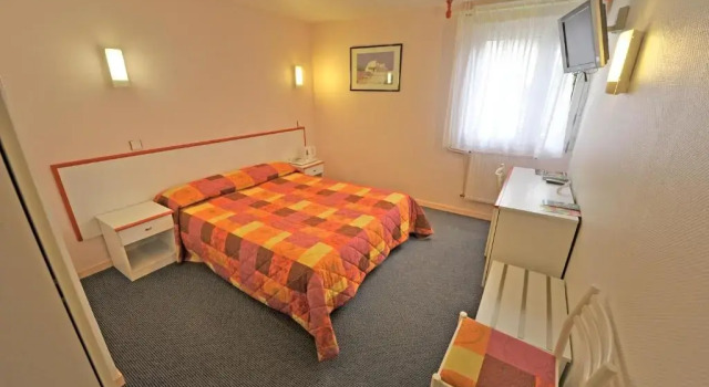LOGIS Hôtel Le Moulin Des Gardelles, Забронировать Отель Рьом Пюи-де-Дом