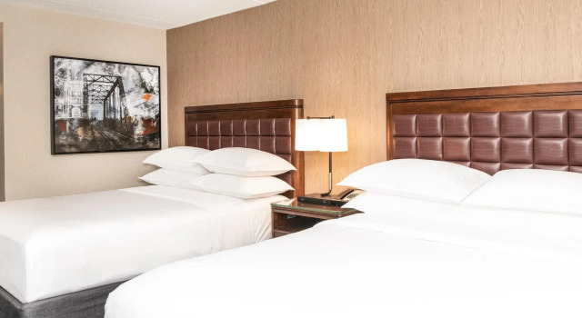 Четырёхместный номер Standard Sheraton Ann Arbor Hotel