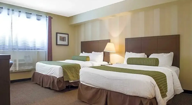 Четырёхместный люкс Quality Inn and Conference Centre