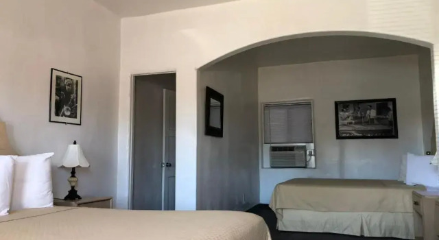 Четырёхместный номер Standard Arizona 9 Motor Hotel