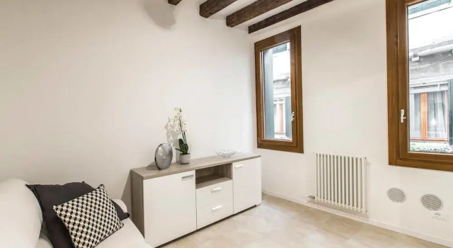 Cà Rezzonico Apartment R&R, Забронировать Апартаменты/квартира Дорсодуро Венеция, рядом с Театр Россини