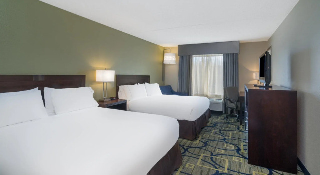 Четырёхместный номер Standard Holiday Inn Express Hotel & Suites Easton by IHG