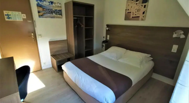 Двухместный номер Standard Logis Hotel Le Relais De La Poste Restaurant Le Fil du Temps