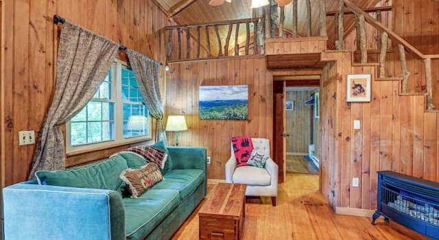 Historic Sapphire Cabin w/ Porch, Updated Interior, Забронировать Дом для отпуска Отели Сапфира с парковкой, Парковка