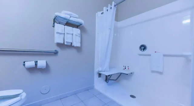 Четырёхместный номер Deluxe Days Inn by Wyndham Greensboro NC
