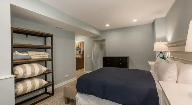 Perfect 1BR in Lincoln Park Steps to DePaul by AllSet Turnover, Забронировать Отель Отели Иллинойс 3 звезды, 3*