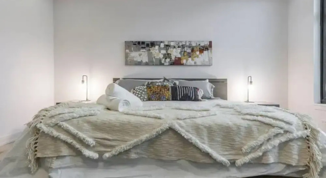 Кровать в общем номере с 6 комнатами Breathtaking 6 BDR Luxury Condo Downtown Chicago
