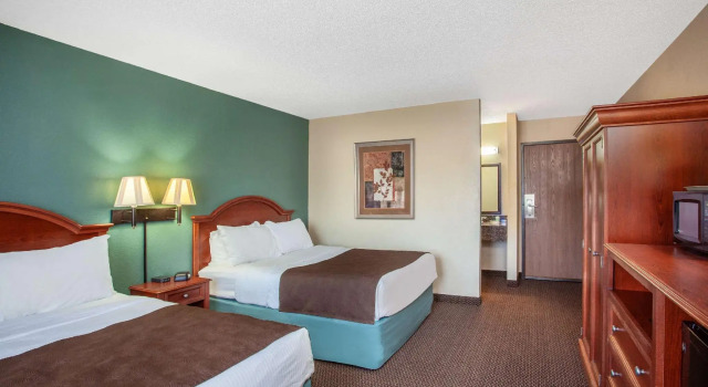 Четырёхместный номер Standard AmericInn by Wyndham St. Peter