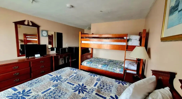 Четырёхместный номер Standard Regal Inn Hampton Beach