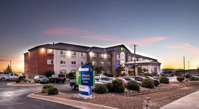 Кровать в общем номере Holiday Inn Express & Suites Alamogordo Highway 54/70 by IHG