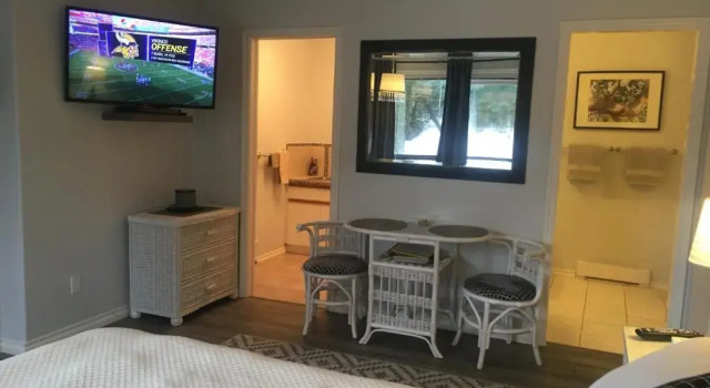 Двухместный люкс Long Lake Waterfront Bed and Breakfast