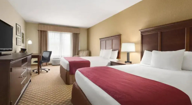 Четырёхместный номер Standard Country Inn & Suites by Radisson, Topeka West, KS